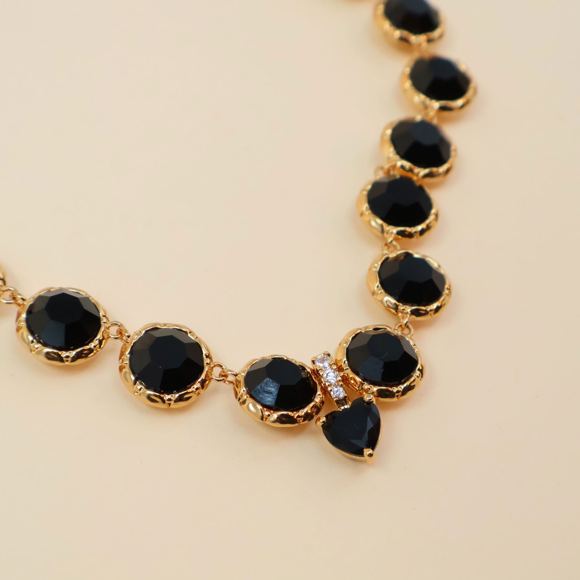 Victoria necklace + Venus charm – Jet/Noir