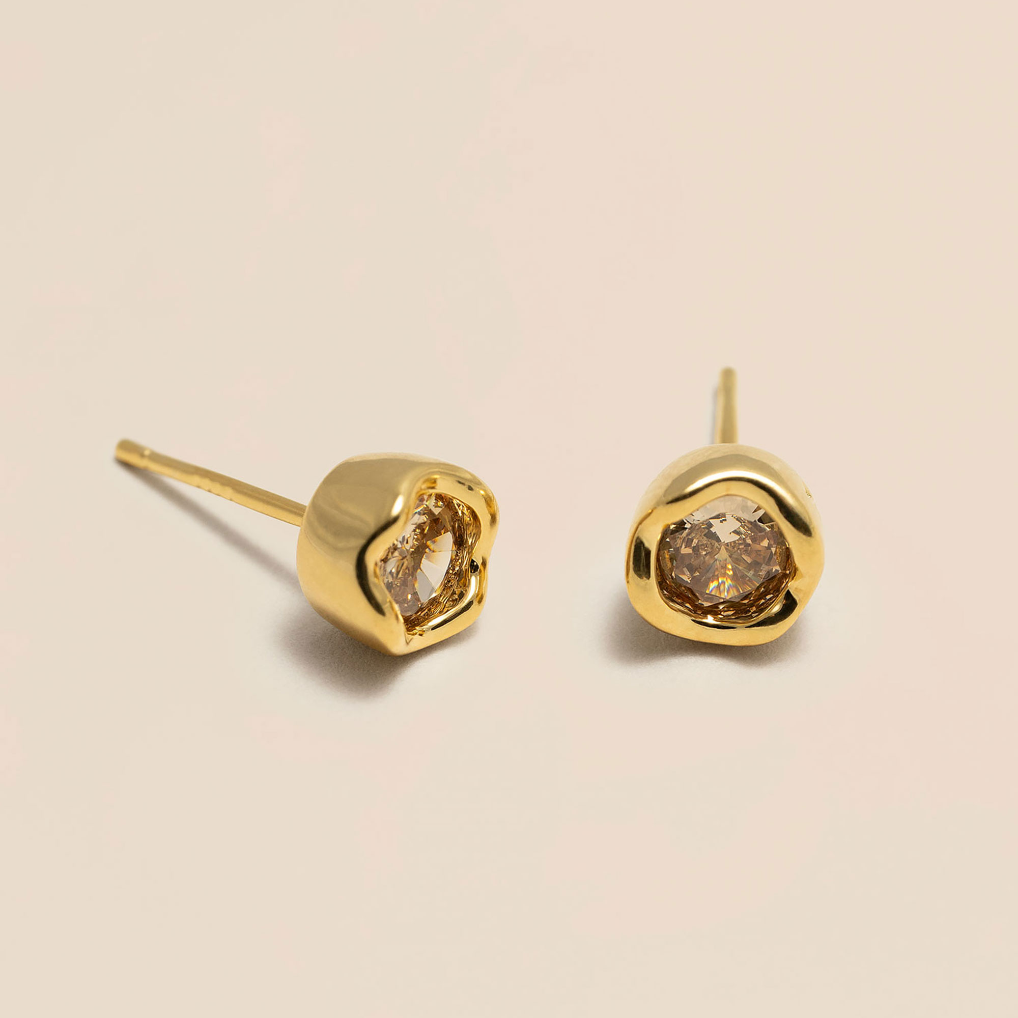 Hermes stud earrings – Light champagne / gold