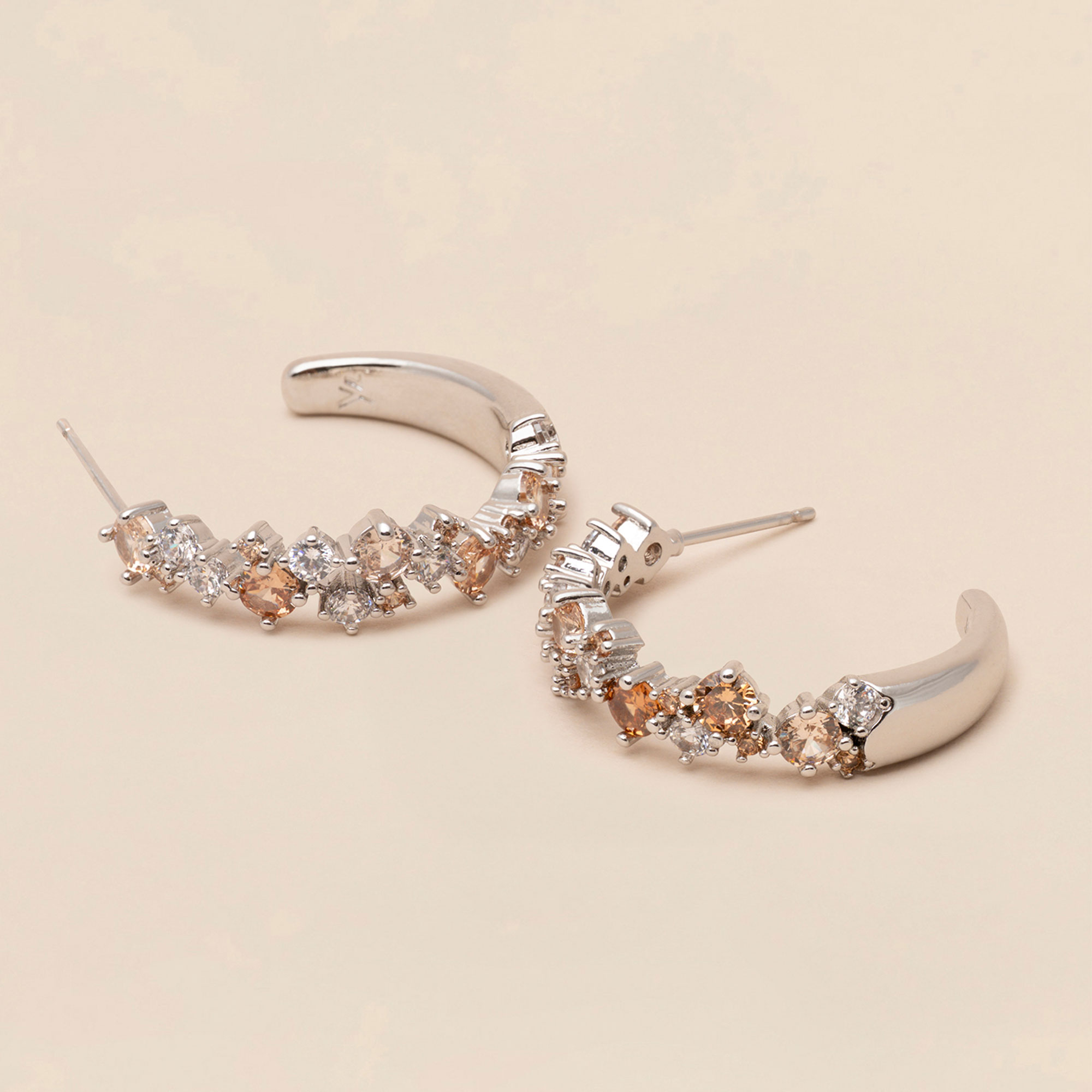 Meadow avantgarde earrings – Light champagne